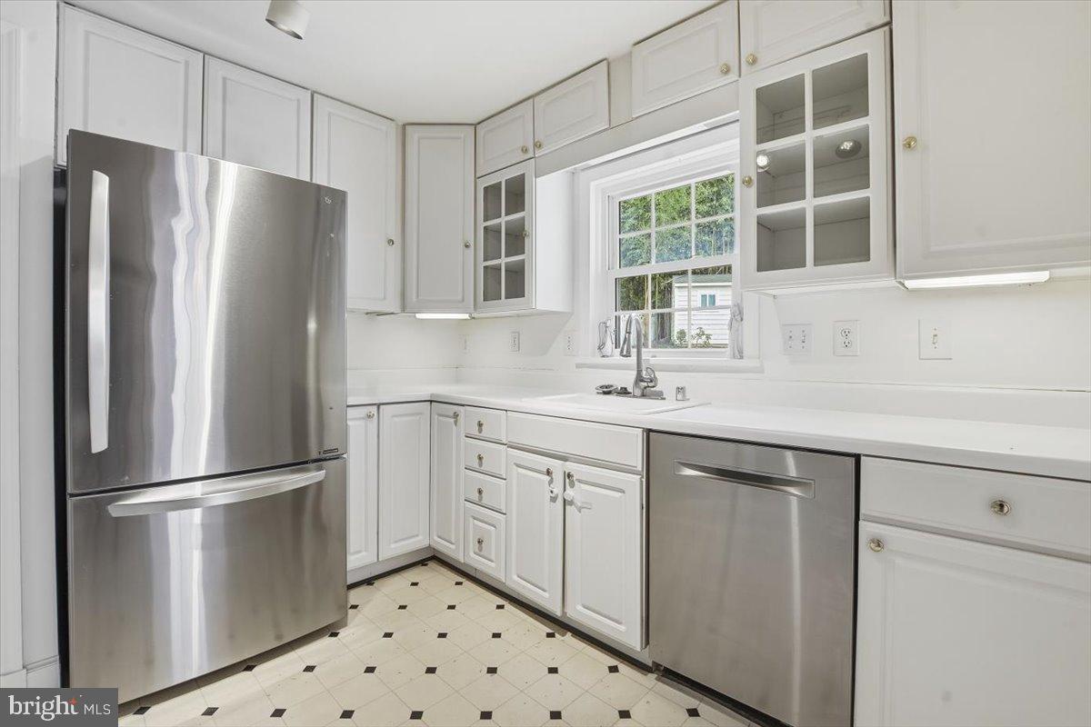 47 Fort Williams Parkway Alexandria, VA 22304 - Photo 3 of 19 Modern kitchen with sleek stainless steel appli...