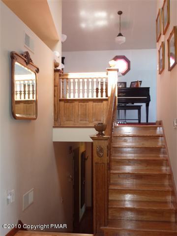 6379 B Five Springs Road Stroudsburg, PA 18360 - Photo 4 of 39 Hardwood Entrance