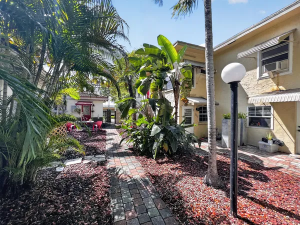 $1,975 | 1857 Buchanan Street, Unit 7, Hollywood, FL 33020