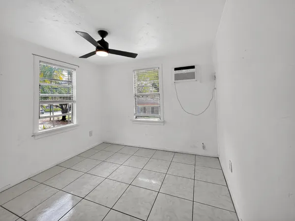 $1,975 | 1857 Buchanan Street, Unit 7, Hollywood, FL 33020