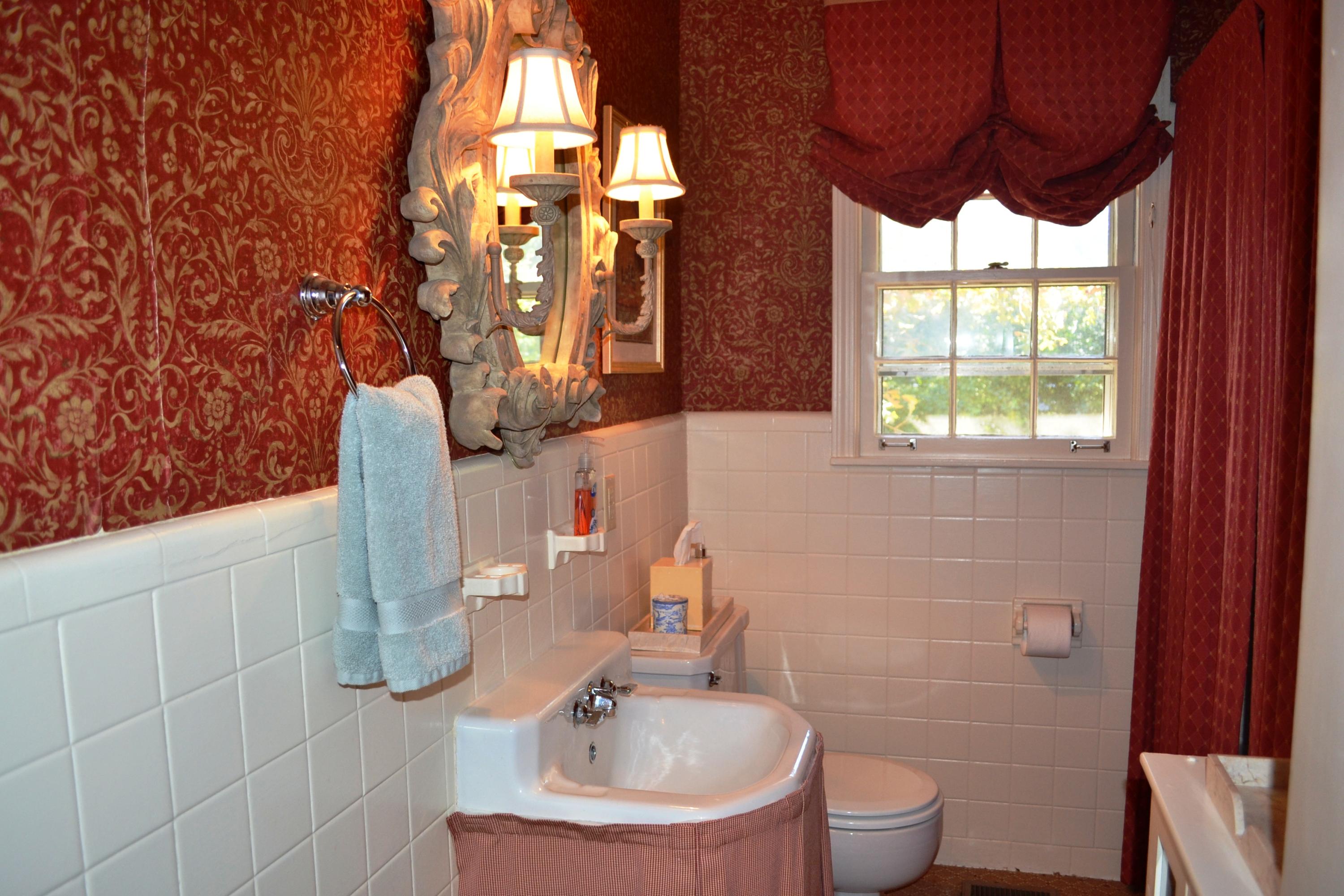 214 Hardy Road Lookout Mountain, GA 30750 - Photo 17 of 27 Hall bath