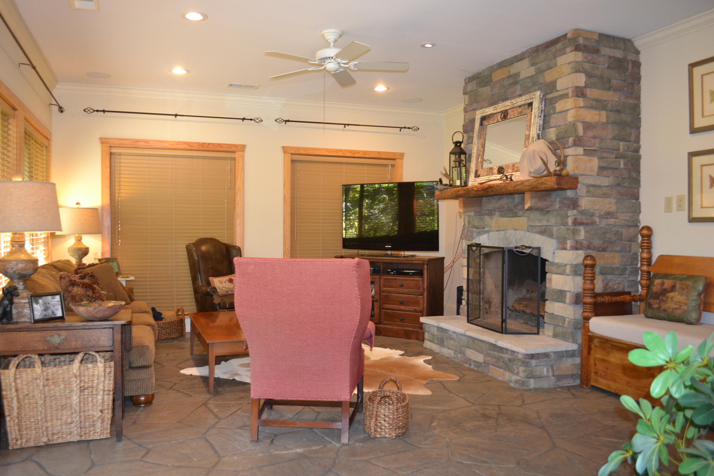 214 Hardy Road Lookout Mountain, GA 30750 - Photo 10 of 27 Family room