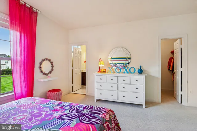 a view of entryway with washer and dryer