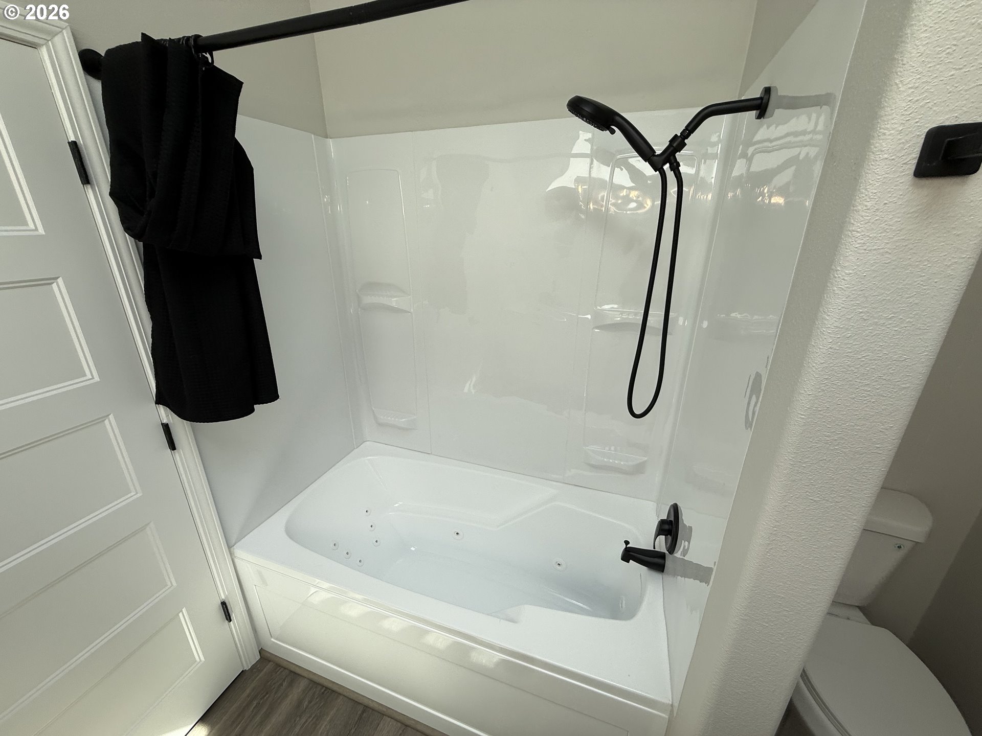 7025 Southwest 164th Terrace Beaverton, OR 97007 - Photo 8 of 28 a bathroom with a bathtub