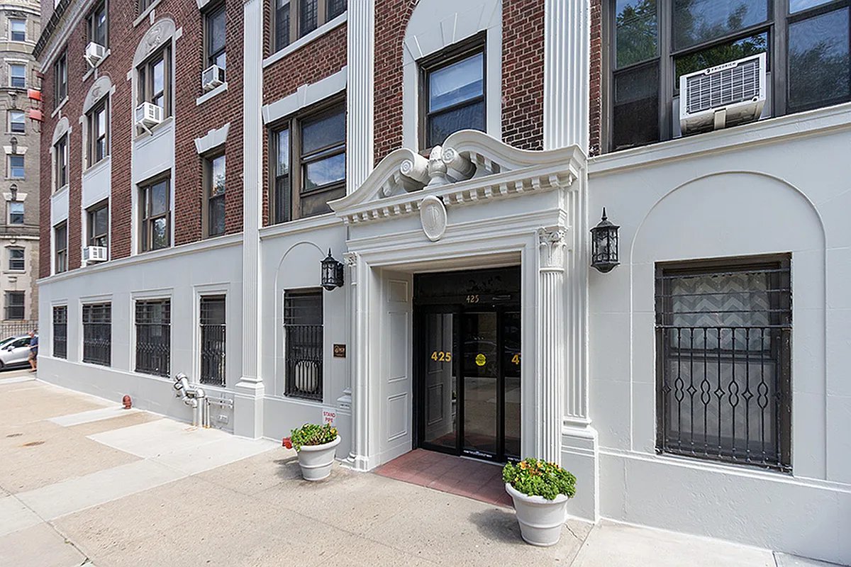 425 Riverside Drive, Unit 8G Manhattan, NY 10025 - Photo 11 of 16 a view of a entryway of a building