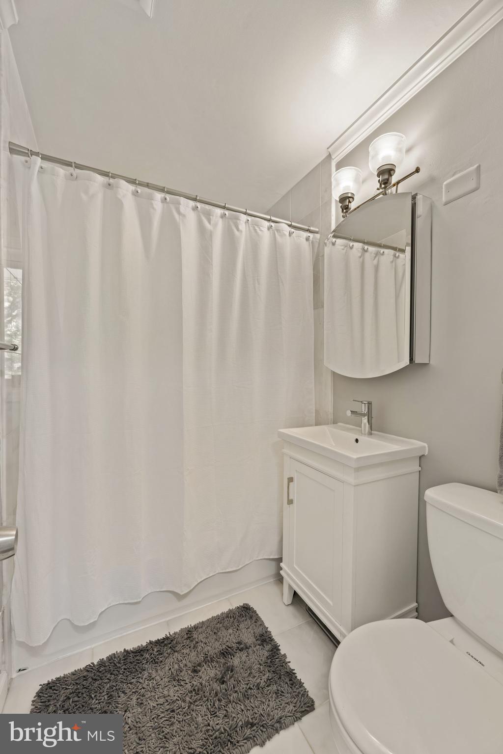 7016 Leesville Boulevard Springfield, VA 22151 - Photo 25 of 60 Full Bathroom #1 - Freshly Painted!