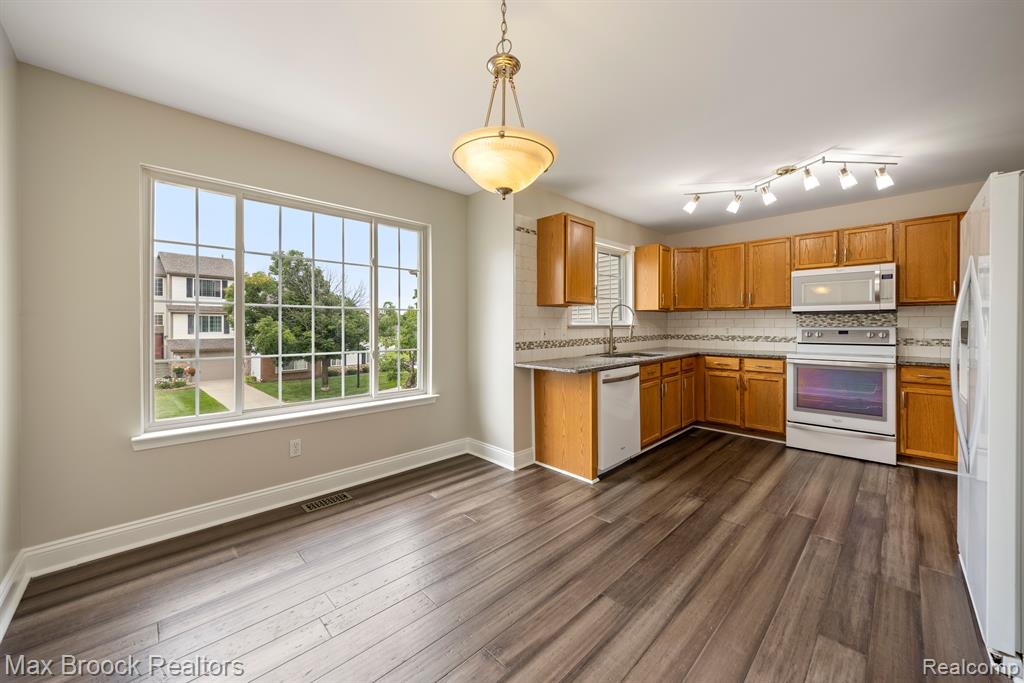 315 Oak Ridge Drive Pontiac, MI 48341 - Photo 8 of 26