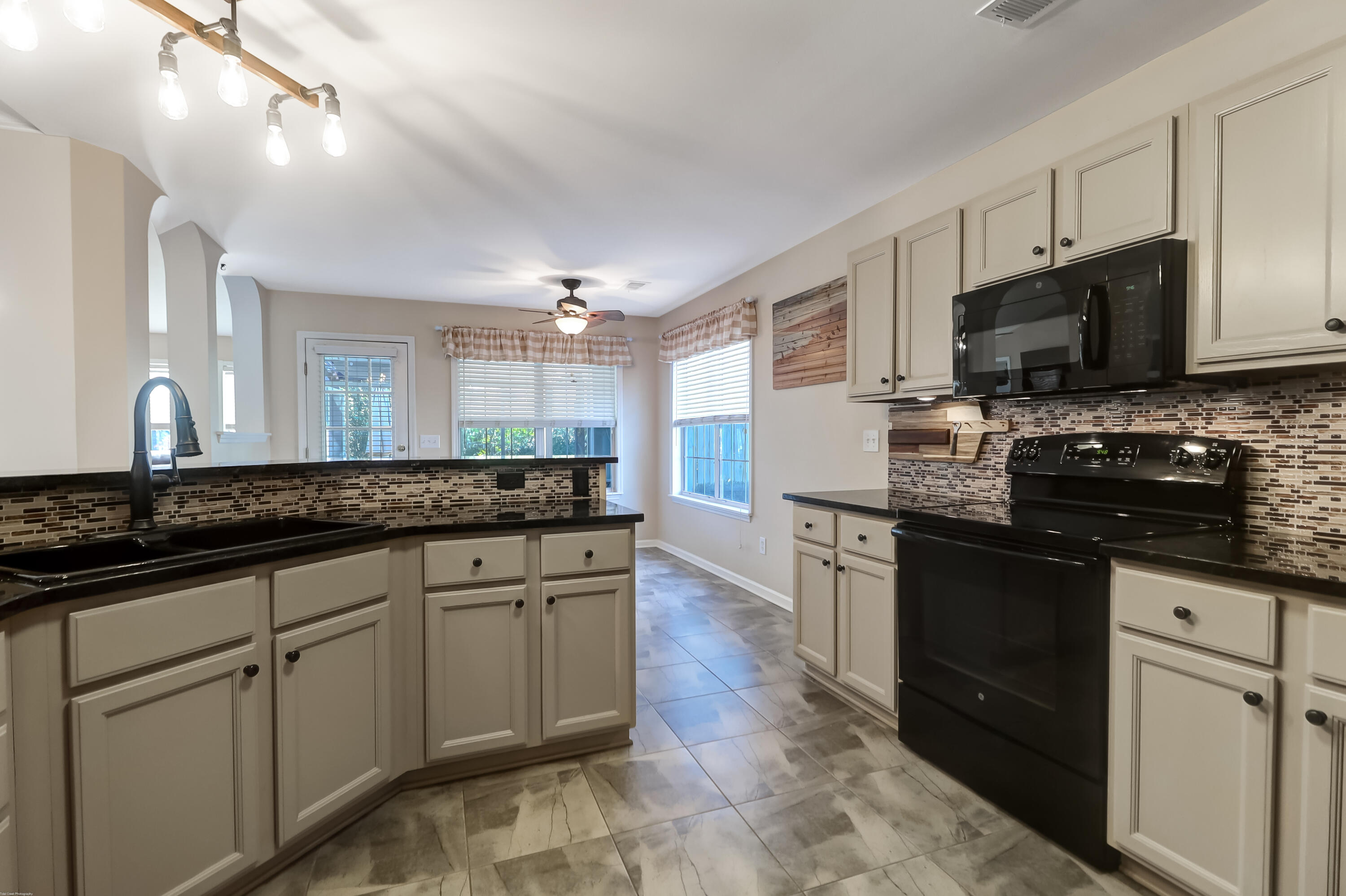 541 Pointe Of Oaks Road Summerville, SC 29485 - Photo 8 of 35 Kitchen