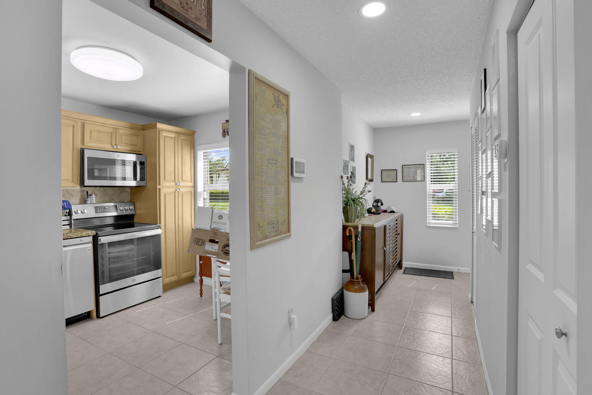 21863 Arriba Real, Unit 8J Boca Raton, FL 33433 - Photo 12 of 45 Hallway/Kitchen Entry