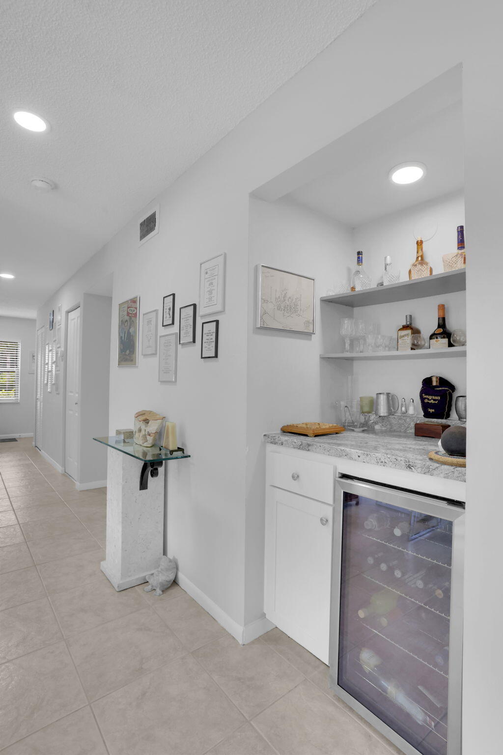 21863 Arriba Real, Unit 8J Boca Raton, FL 33433 - Photo 17 of 45 Hallway