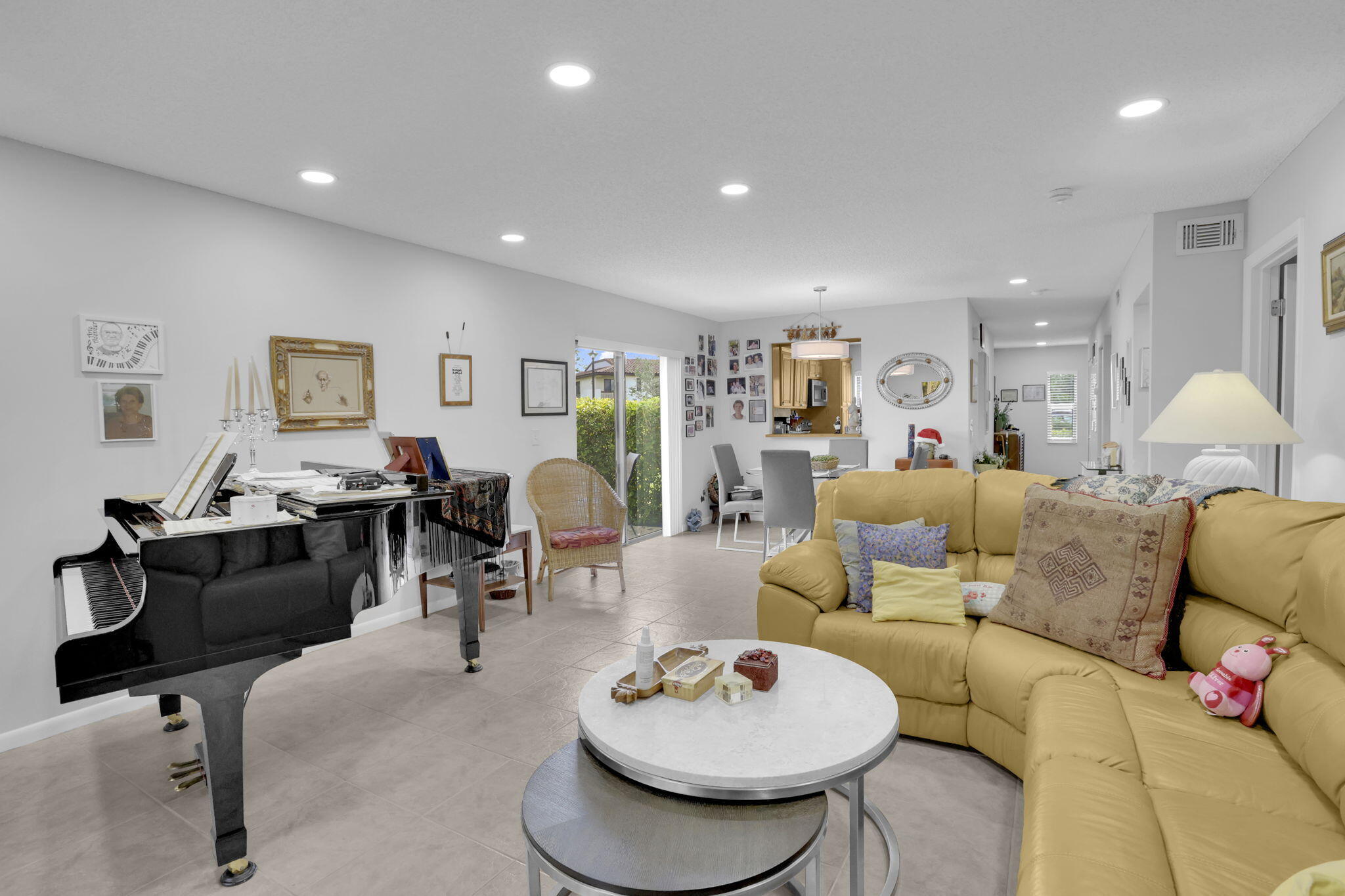 21863 Arriba Real, Unit 8J Boca Raton, FL 33433 - Photo 4 of 45 LIving Room