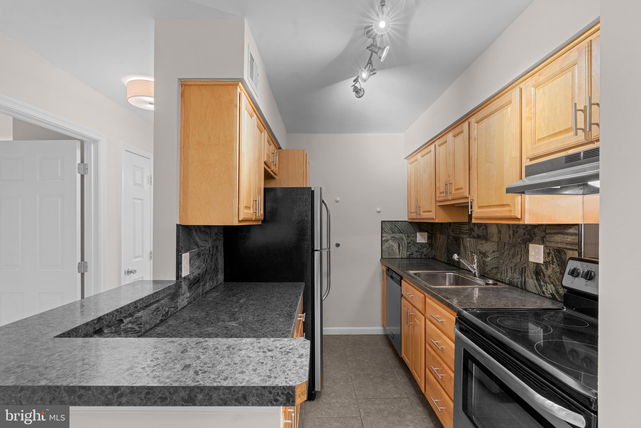8110 Colony Point Road, Unit H Springfield, VA 22152 - Photo 13 of 26