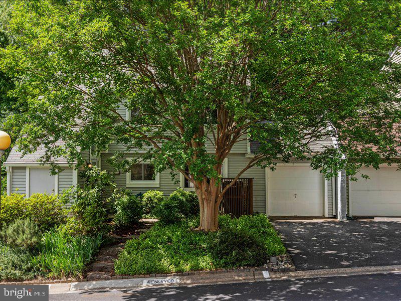 1428 Yellowwood Court Reston, VA 20190 - Photo 3 of 30 Front