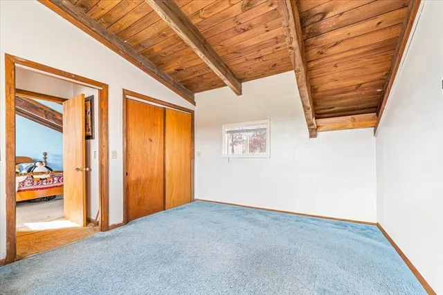 a view of livingroom with furniture