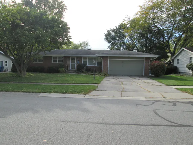 $1,850 | 407 East Elizabeth Drive, Crown Point, IN 46307