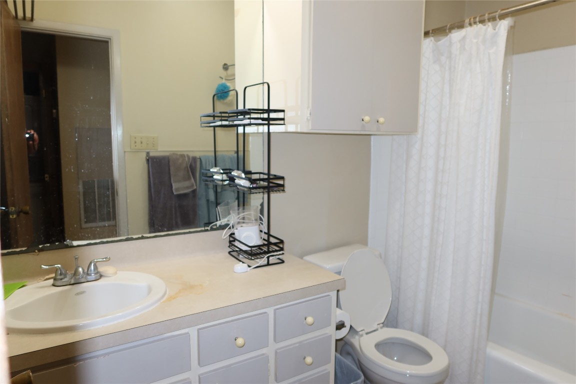 612 Park Place, Unit 202 Austin, TX 78705 - Photo 15 of 25 a bathroom with a sink and a mirror