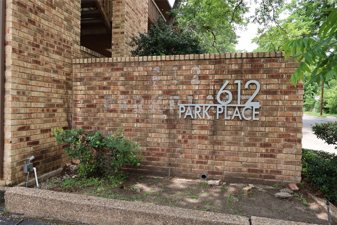 612 Park Place, Unit 202 Austin, TX 78705 - Photo 25 of 25 a brick building with a street sign