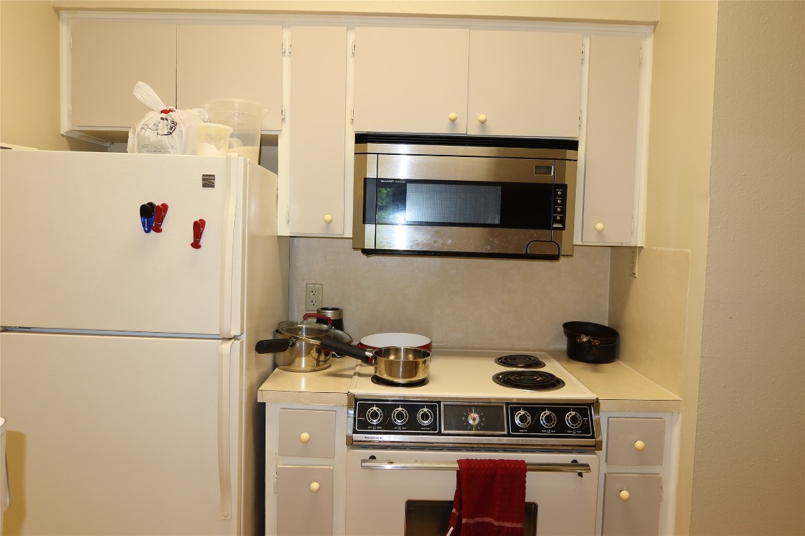 612 Park Place, Unit 202 Austin, TX 78705 - Photo 8 of 25 a kitchen with a stove and a microwave