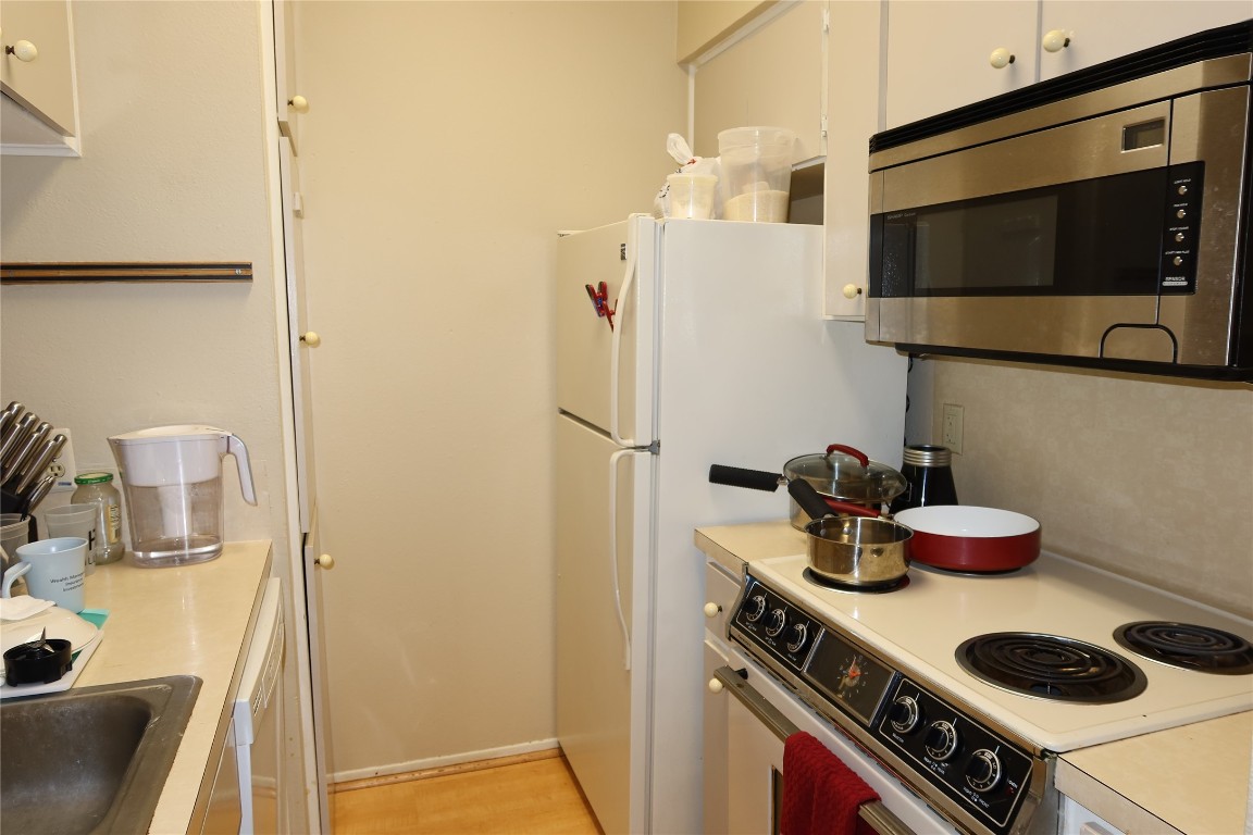 612 Park Place, Unit 202 Austin, TX 78705 - Photo 10 of 25 a kitchen with a stove and a microwave