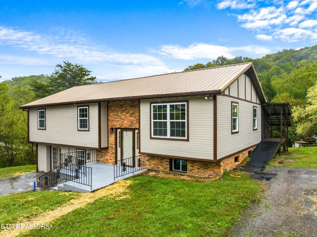 $299,900 | 1940 Main Street, Sneedville, TN 37869