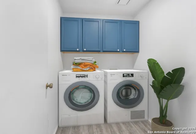 a view of entryway with washer and dryer