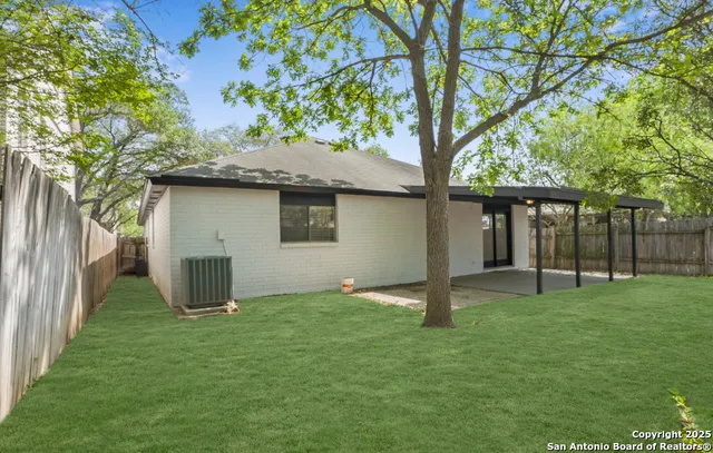 a view of a house with backyard