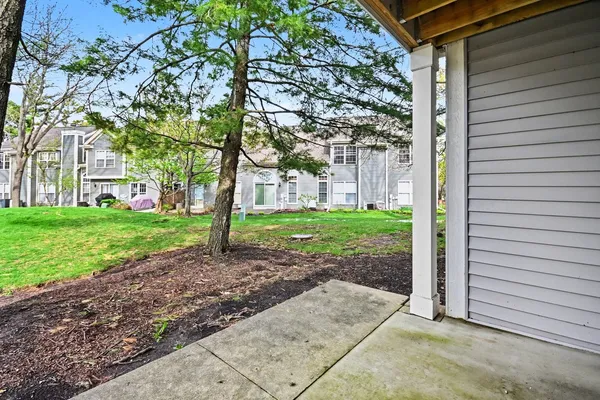 $339,000 | 850 Spring Creek Court, Elk Grove Village, IL 60007