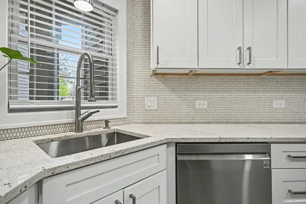 $339,000 | 850 Spring Creek Court, Elk Grove Village, IL 60007