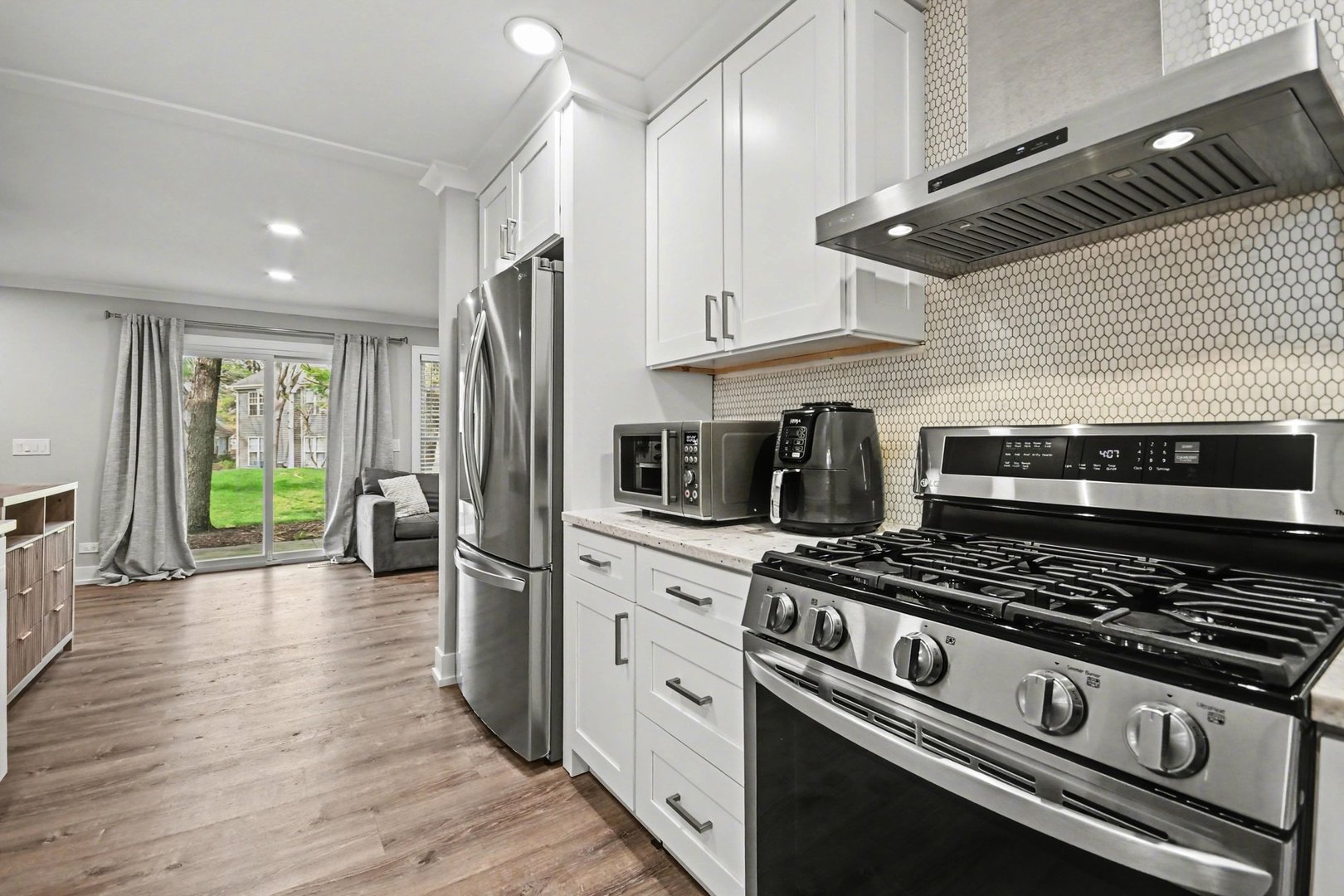 850 Spring Creek Court Elk Grove Village, IL 60007 - Photo 15 of 26 a kitchen with kitchen island granite countertop a stove and a refrigerator