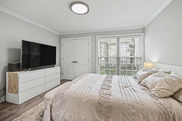 $339,000 | 850 Spring Creek Court, Elk Grove Village, IL 60007