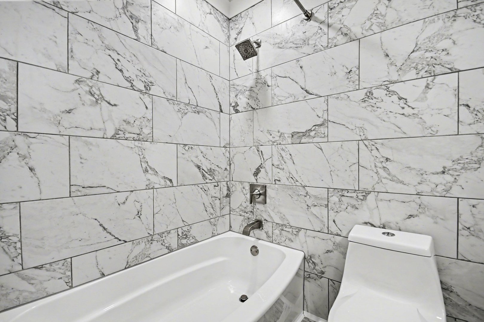 850 Spring Creek Court Elk Grove Village, IL 60007 - Photo 19 of 26 a bathroom with a bathtub and toilet