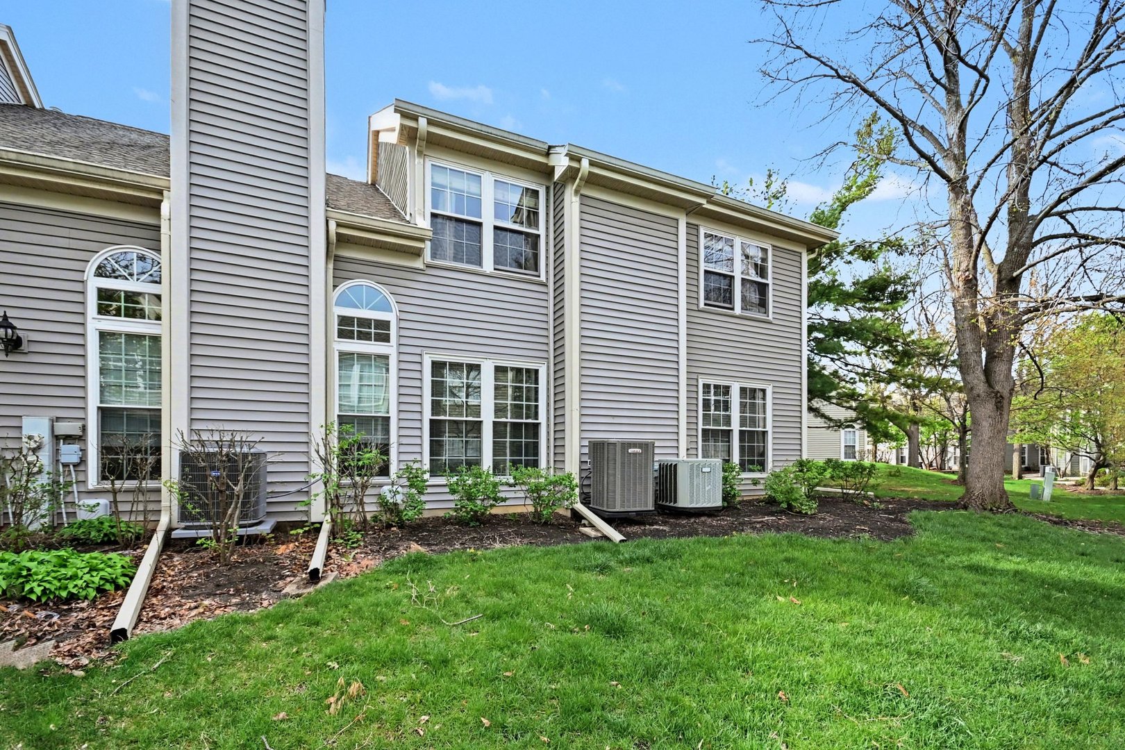 850 Spring Creek Court Elk Grove Village, IL 60007 - Photo 22 of 26 a front view of house with a garden