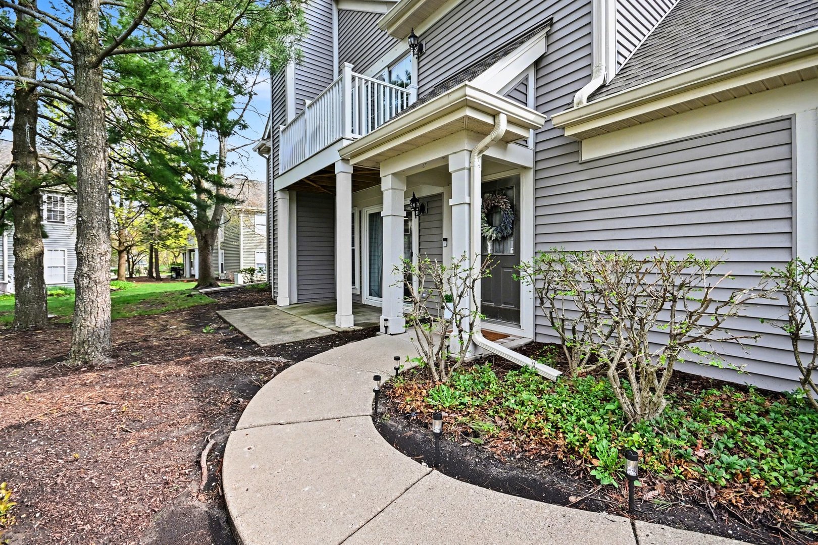 850 Spring Creek Court Elk Grove Village, IL 60007 - Photo 4 of 26 front view of a house with a yard