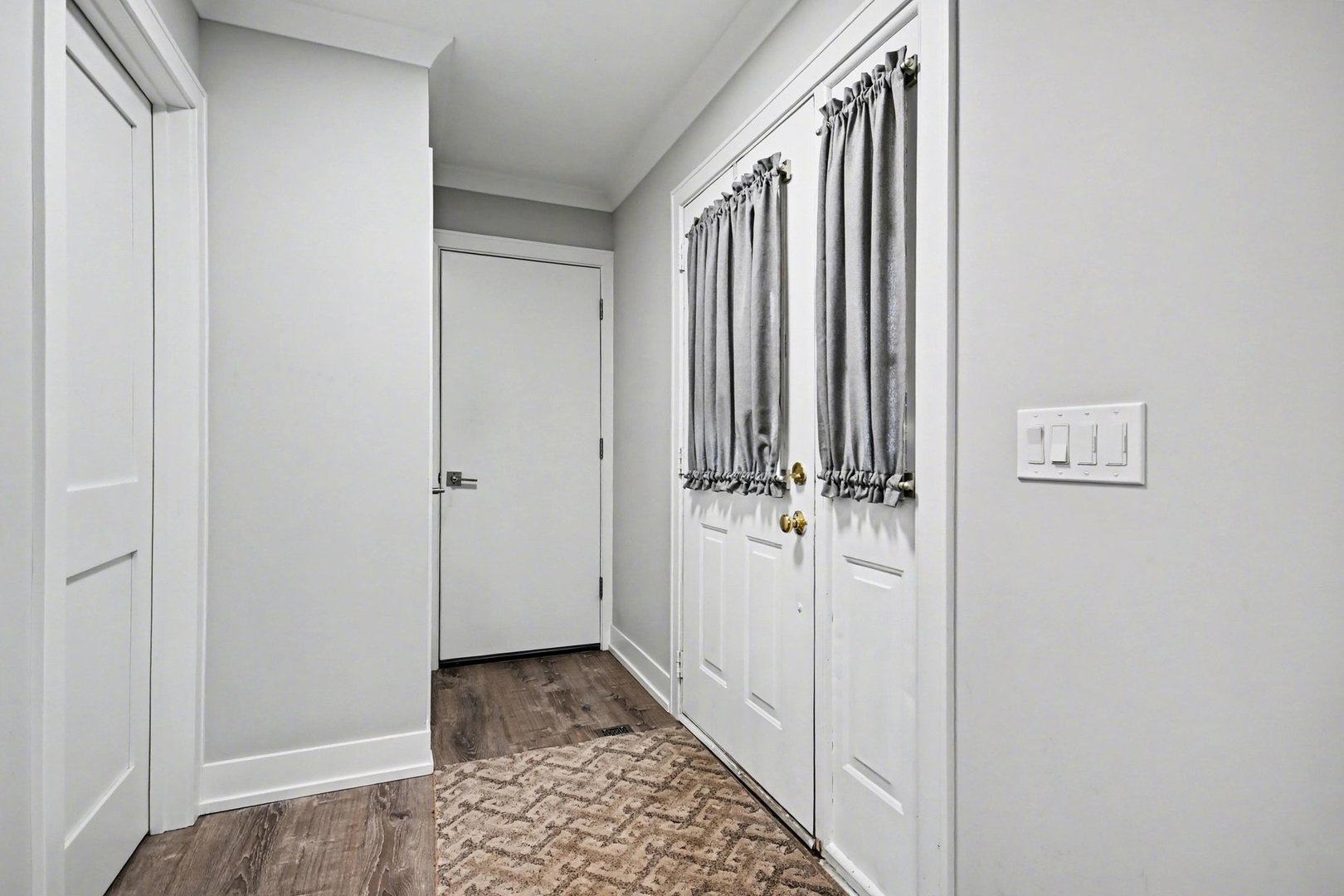 850 Spring Creek Court Elk Grove Village, IL 60007 - Photo 5 of 26 a view of a hallway with a white walls