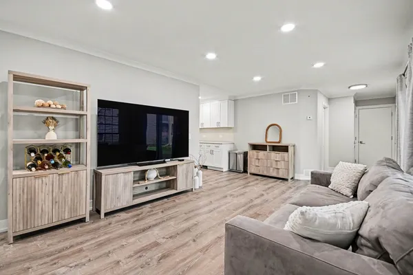 $339,000 | 850 Spring Creek Court, Elk Grove Village, IL 60007