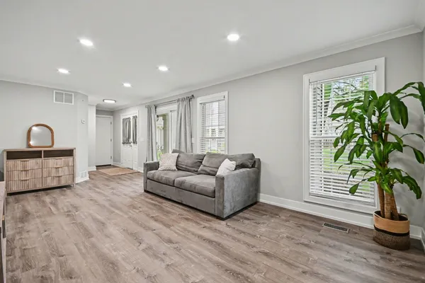 $339,000 | 850 Spring Creek Court, Elk Grove Village, IL 60007