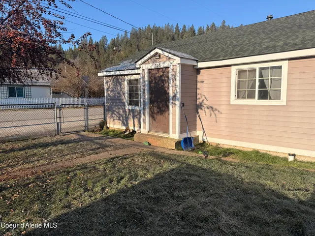 $249,000 | 208 6th Street, Pinehurst, ID 83850