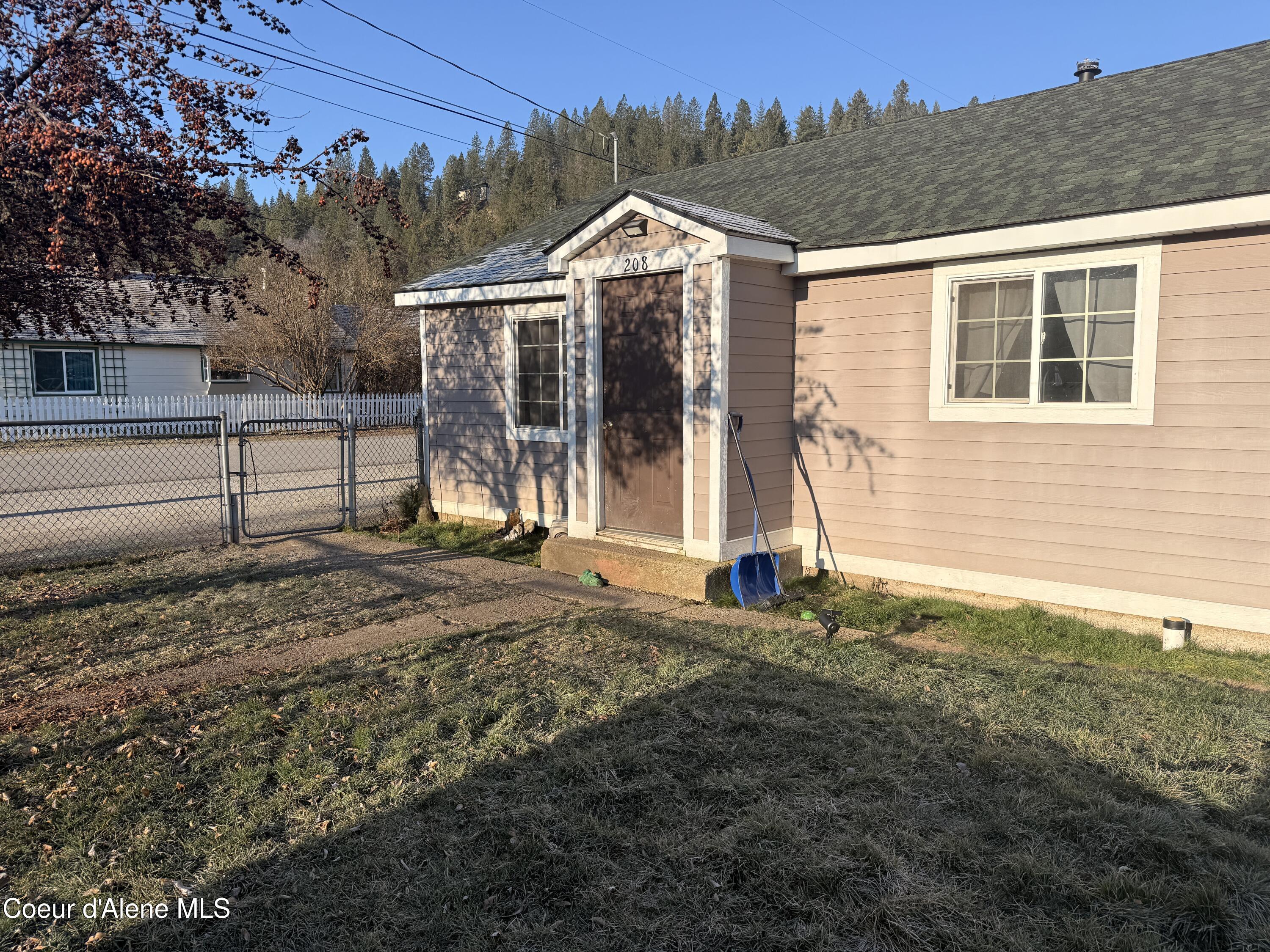 208 6th Street Pinehurst, ID 83850 - Photo 2 of 19 IMG_4123