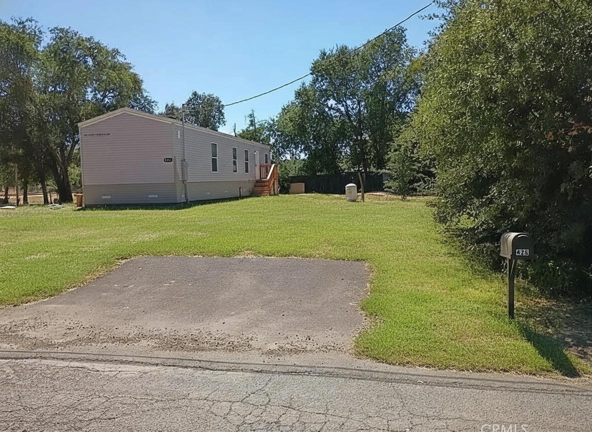 a view of a back yard of the house