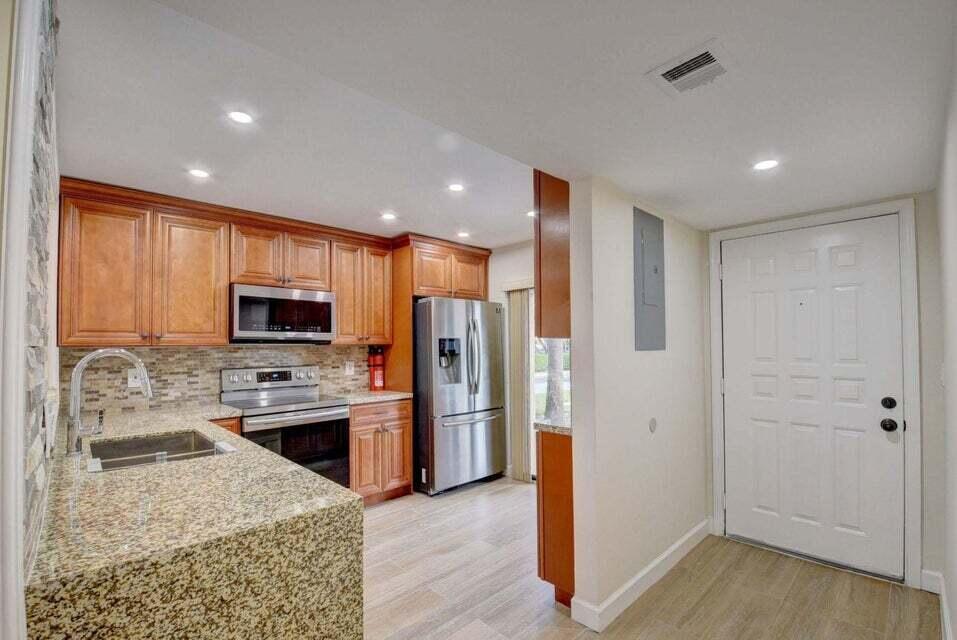 400 Club Circle Boca Raton, FL 33487 - Photo 4 of 47 20201227155409533660000000-o