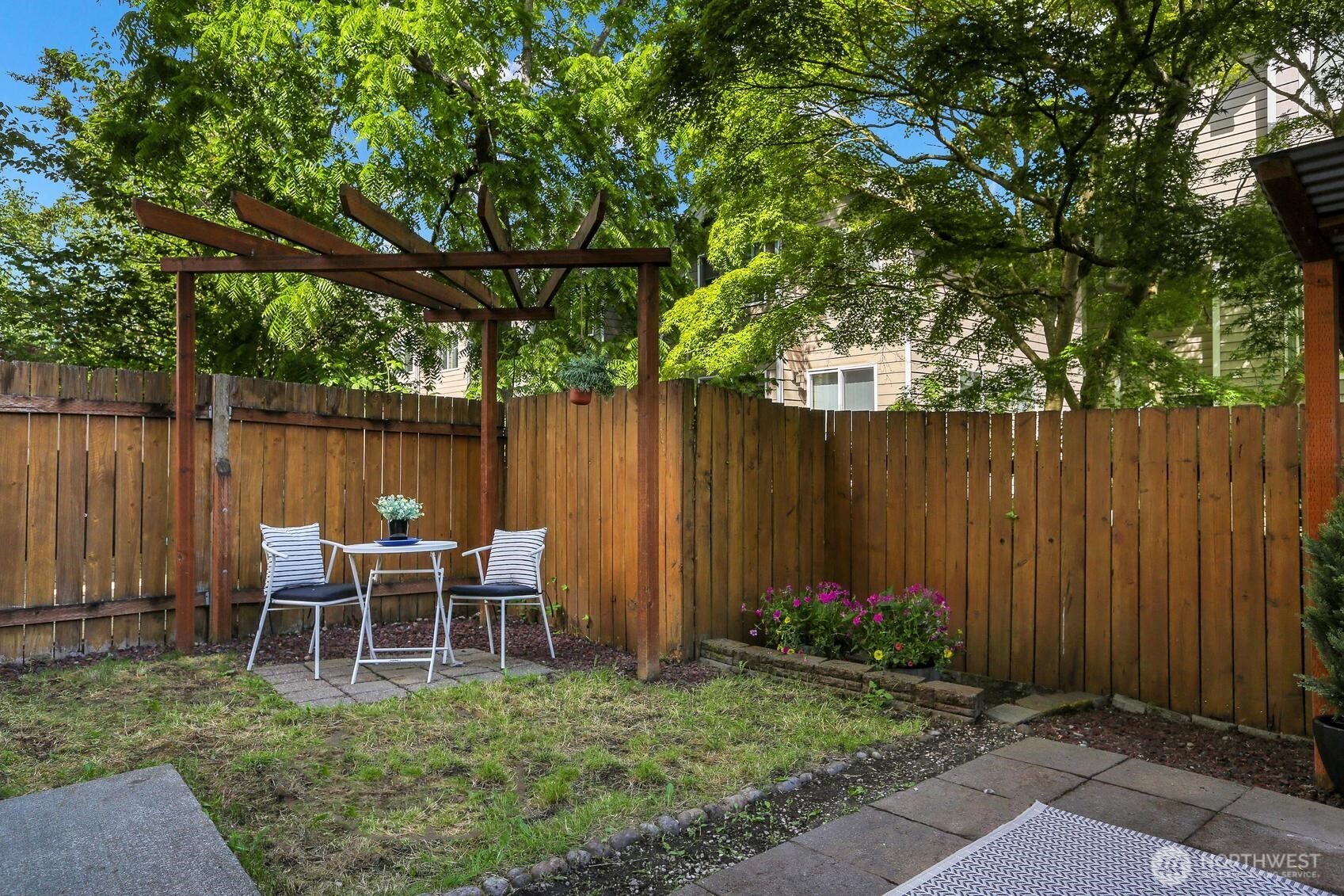 9236 Interlake Avenue North, Unit B Seattle, WA 98103 - Photo 18 of 20