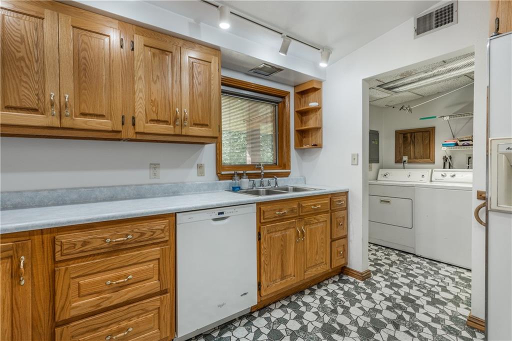 2578 Stroschein Road Monroeville, PA 15146 - Photo 9 of 25 Gallery Image 9