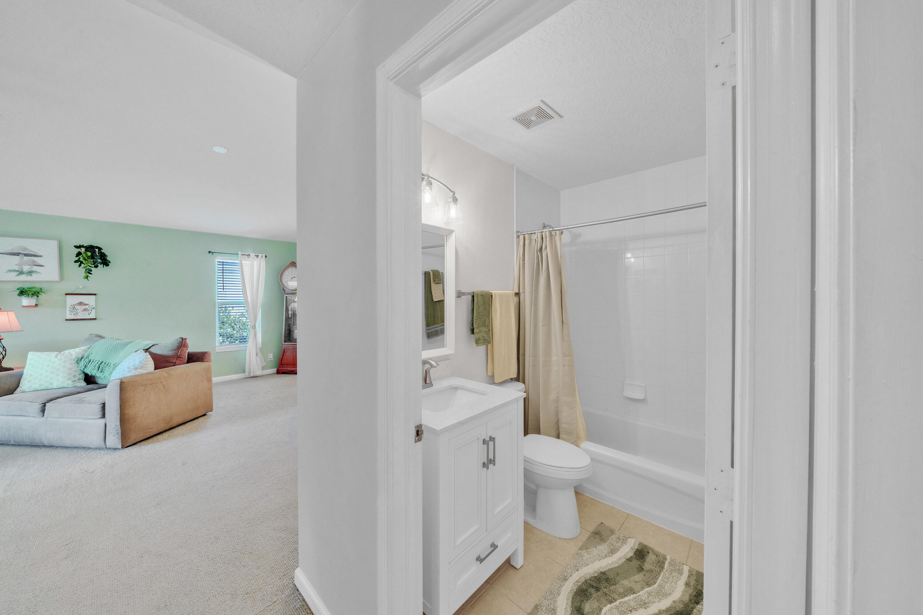2551 Southwest Riviera Road Stuart, FL 34997 - Photo 36 of 77 12 Guest Bathroom (1)