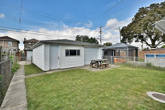 a view of a house with backyard