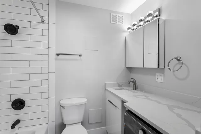 $2,600 | 6166 North Sheridan Road, Unit 28J, Chicago, IL 60660