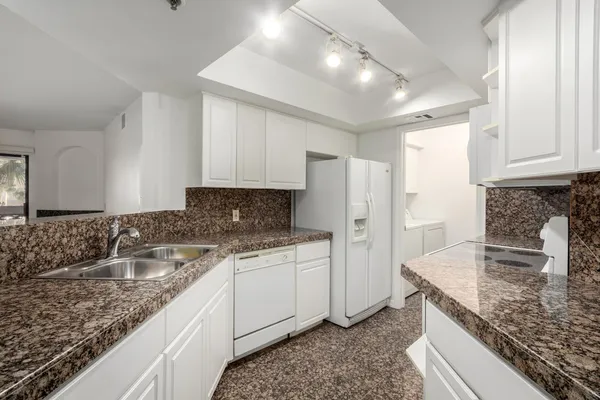 $2,550 | 5104 North 32nd Street, Unit 225, Phoenix, AZ 85018