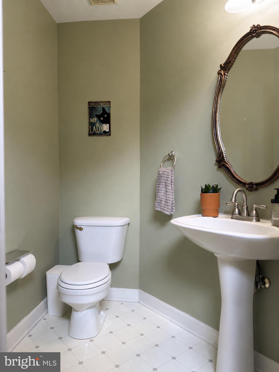 617 Highland Ridge Avenue Gaithersburg, MD 20878 - Photo 11 of 33 main level bath