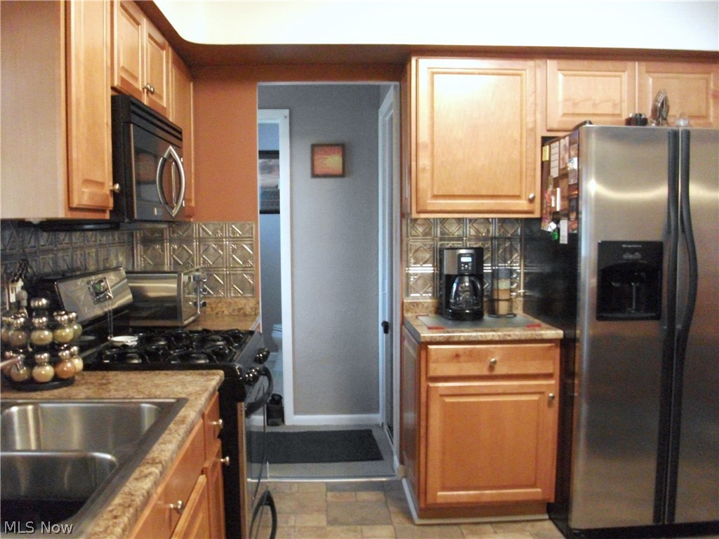 2835 Dentzler Road Parma, OH 44134 - Photo 2 of 16