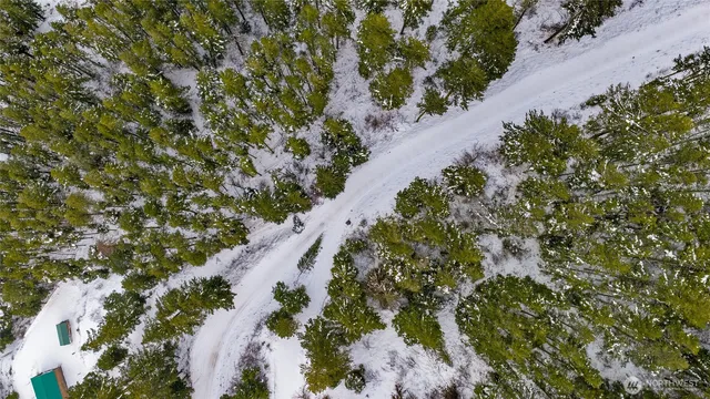 a view of a lake with houses in back