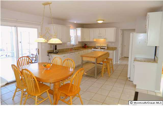 344 Fieldcrest Drive New Egypt, NJ 08533 - Photo 13 of 17 a kitchen with a table and chairs